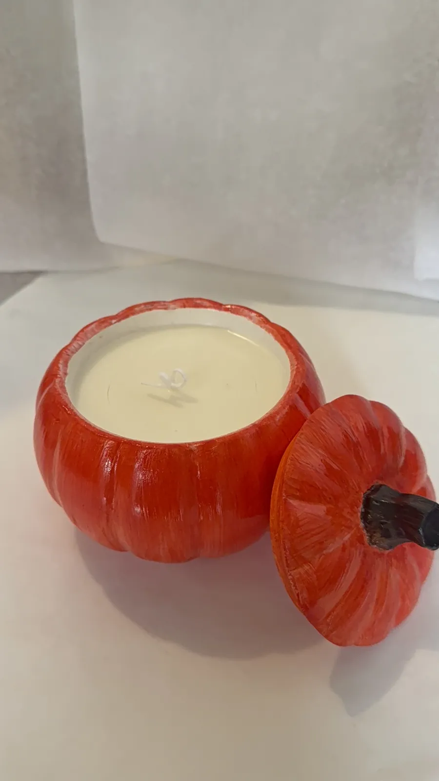 Calabaza de cerámica terminada pintada en naranja con vela en su interior