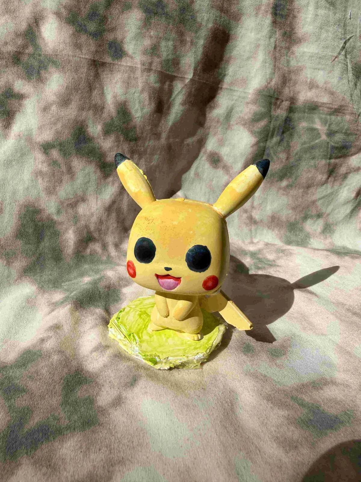 Pikachu de cerámica amarillo