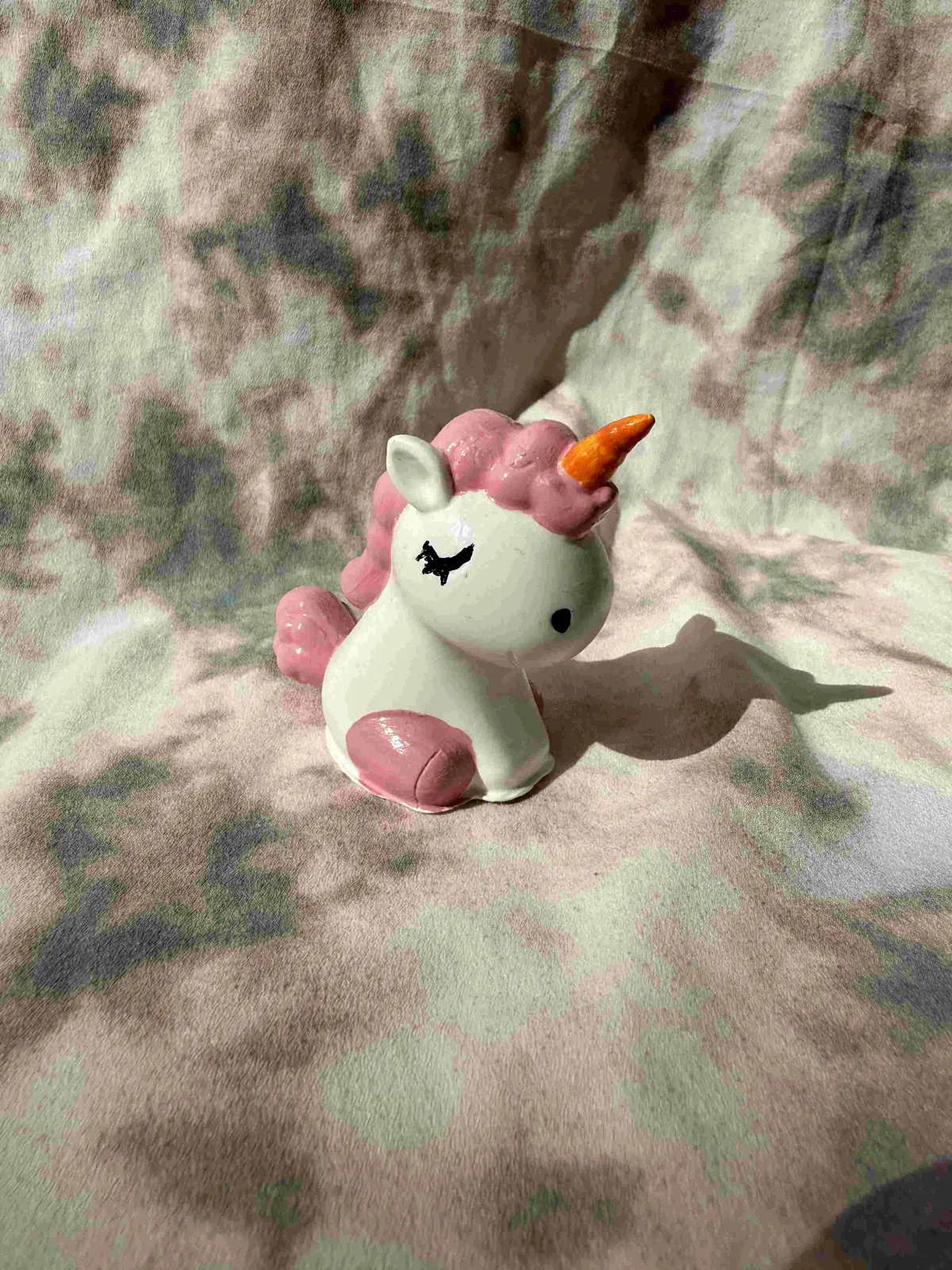 Unicornio de cerámica blanco y rosa