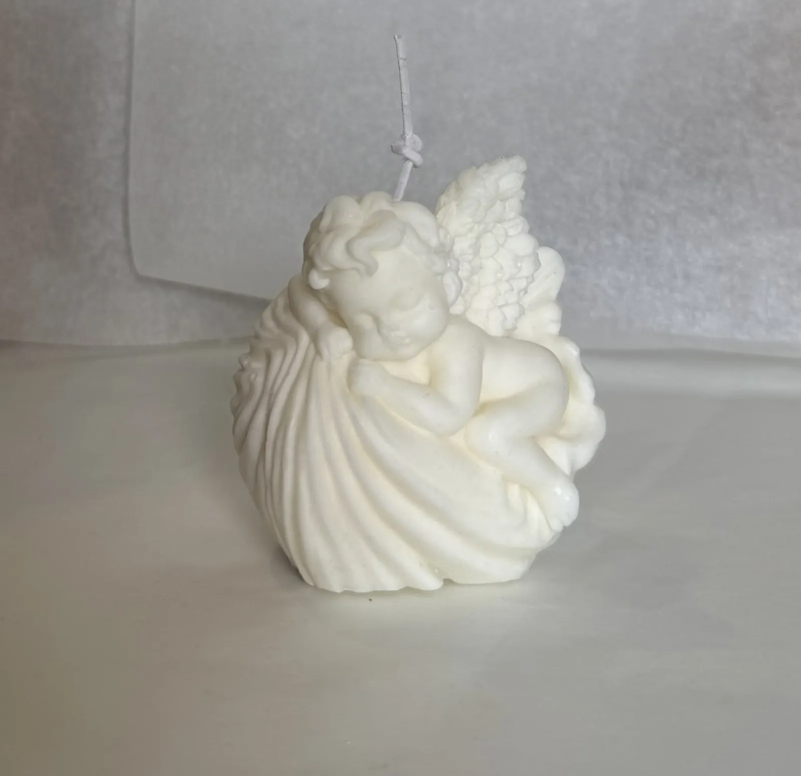 Vela artesanal ángel de cera blanca, resultado del proceso artesanal