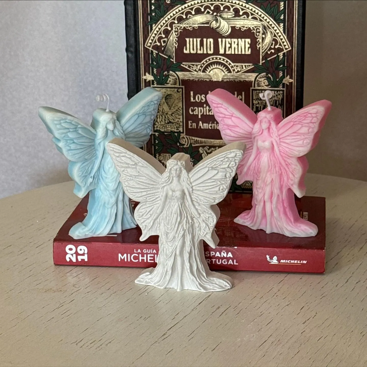 Velas artesanales en forma de hada mariposa en azul, blanco y rosa