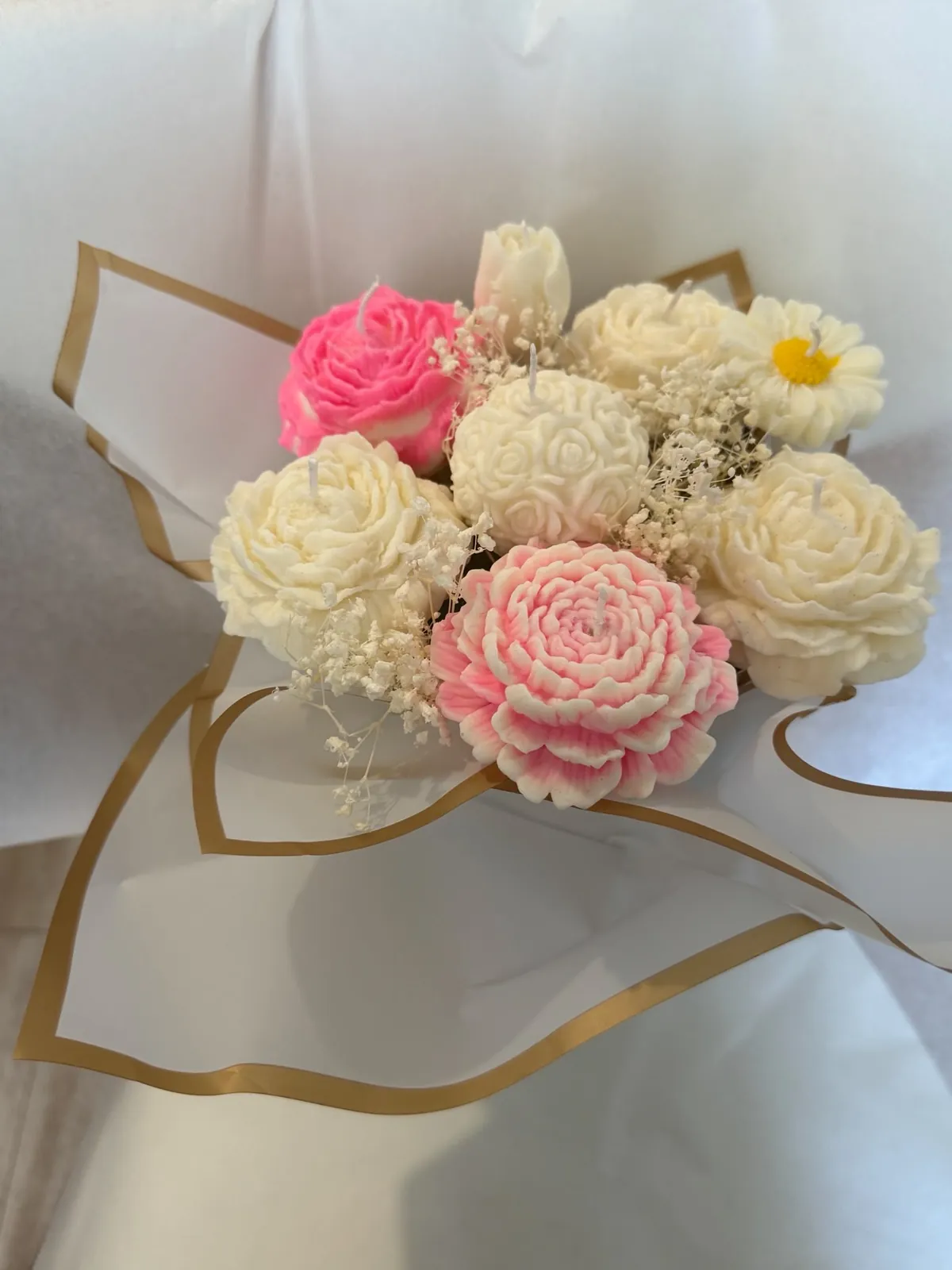 Ramo de velas artesanales con flores de cera en caja dorada