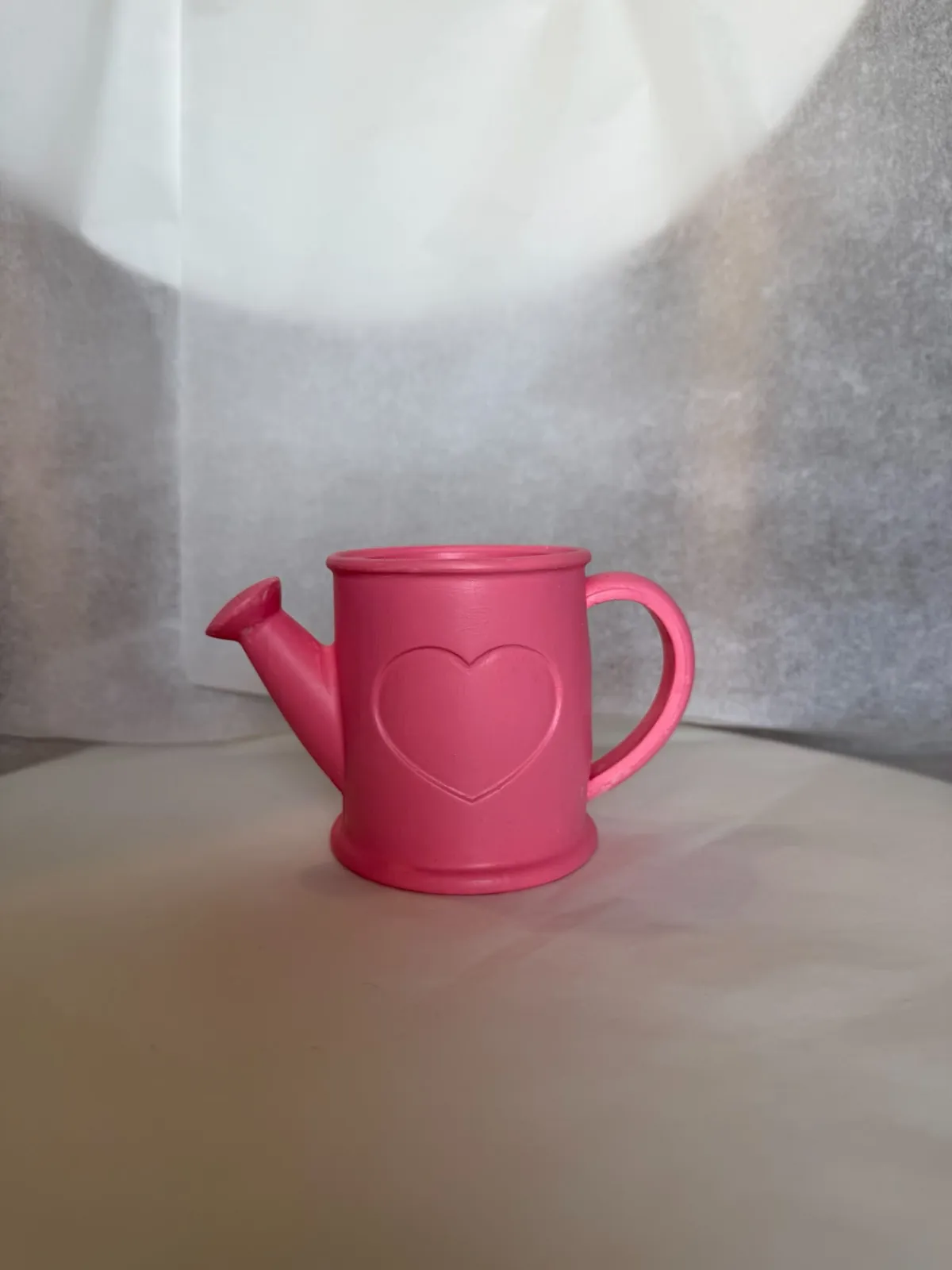 Regadera de cerámica rosa con corazón