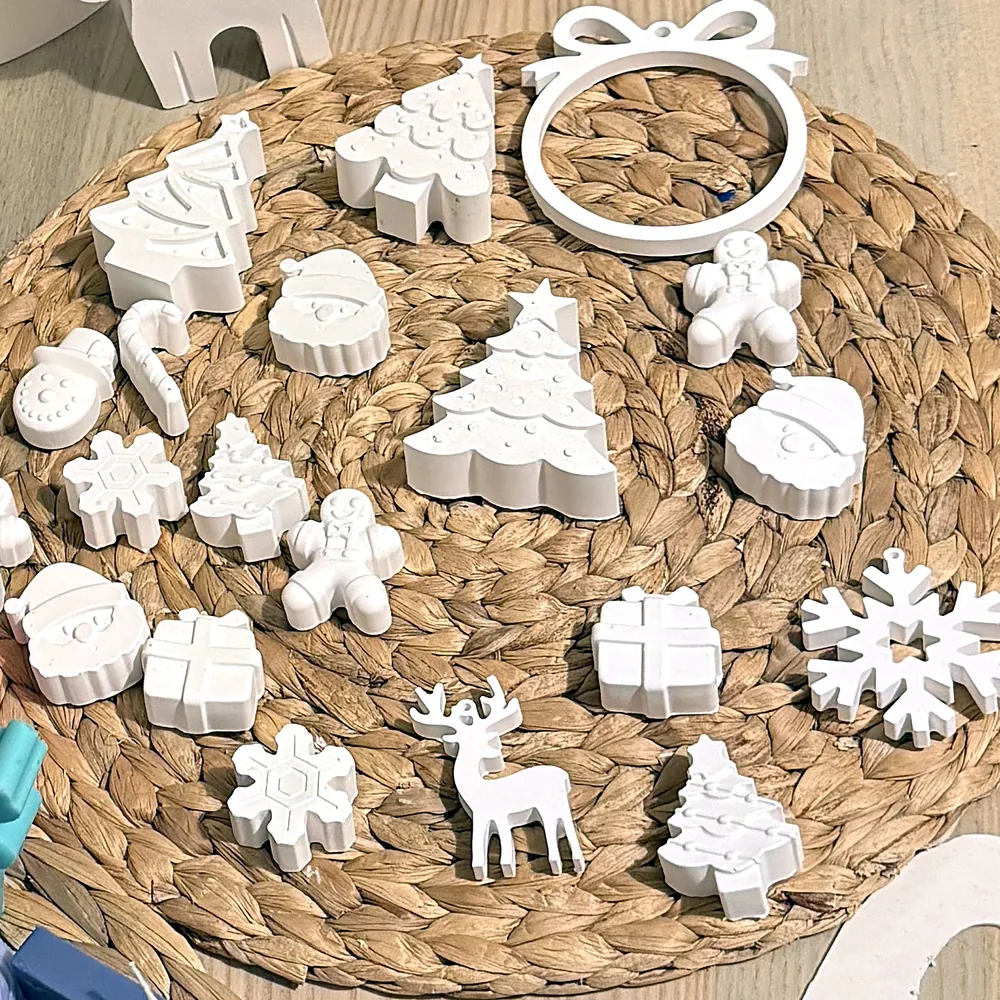 Figuras de yeso navideñas en blanco: árboles, renos, copos de nieve y muñecos de jengibre
