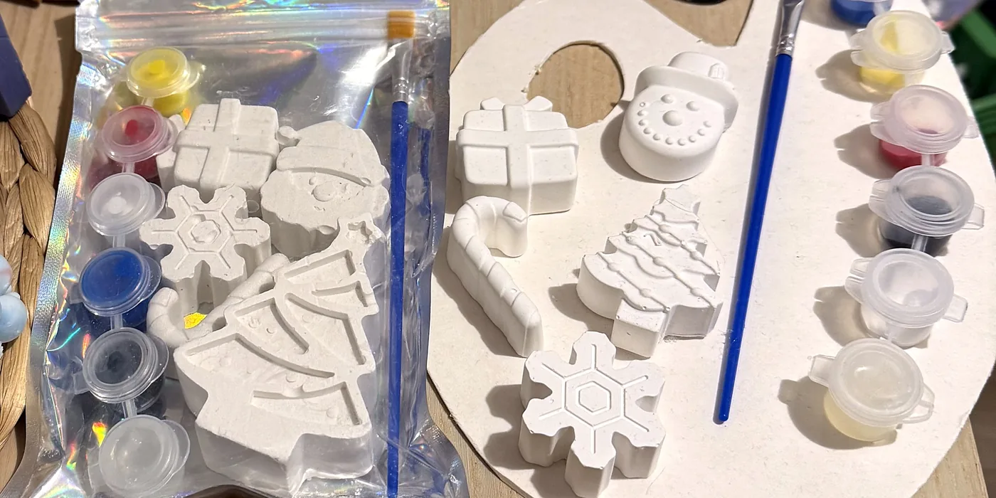 Kits creativos con figuras de yeso navideñas, pinturas y pincel