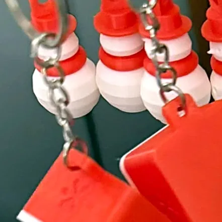 Llaveros impresos en 3D con muñecos de nieve y cajas de regalo