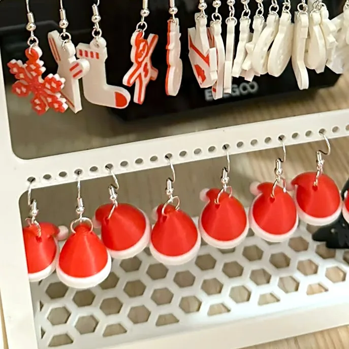 Pendientes navideños impresos en 3D: copos, calcetines y gorros de Papá Noel