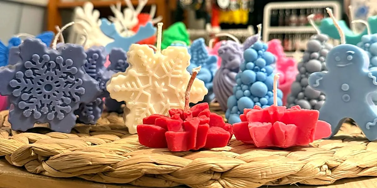Velas de cera de soja navideñas en forma de copo de nieve, árbol y muñeco de jengibre